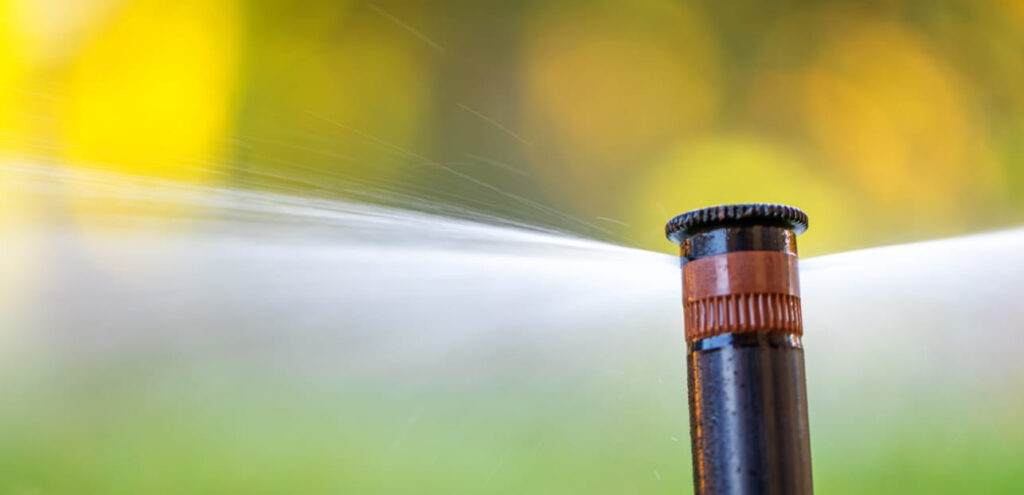 como regular aspersor de riego